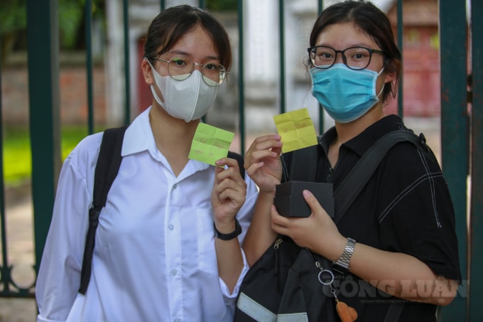 Bạn Nguyễn Thị Thu Giang cho hay: “Trong hộp có 10 bài văn em đã ôn kỹ rồi, đến đây chỉ mong vào phòng thi thoải mái tâm lý và làm bài tốt những gì đã được học. Em chọn được bài Vợ Nhặt, còn bạn em chọn được bài Chiếc Thuyền Ngoài Xa, hy vọng đề năm nay trúng vào 2 bài này.”