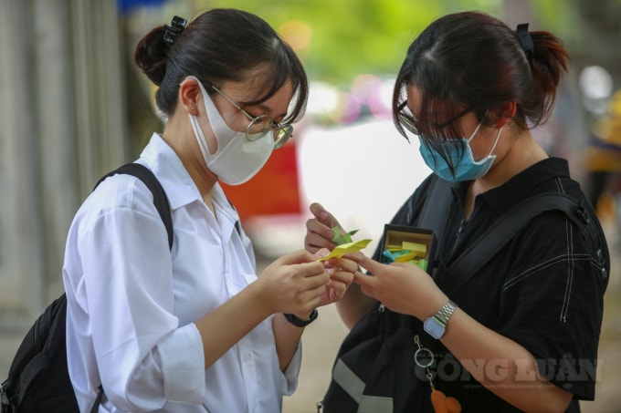 Vượt hơn 20km, đi bằng xe máy giữa trưa nắng đến Văn Miếu – Quốc Tử Giám, bạn Nguyễn Thị Thu Giang và Ngô Hải Yến (trường THPT Liên Hà, Đông Anh, Hà nội) với mong muốn đạt điểm cao trong môn Văn năm nay đã chuẩn bị 10 bài văn bỏ vào 1 chiếc hộp nhỏ để xin may mắn trúng đề.