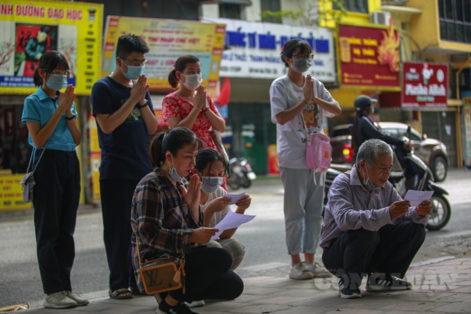 Nhiều người thân các sĩ tử thành kính khấn vái bên ngoài cổng Văn Miếu cầu may mắn cho các sĩ tử trong kỳ thi. Nhiều bậc phụ huynh lo lắng cho kỳ thi sắp tới của con mình, đã tranh thủ ngày nghỉ dẫn cả gia đình đến đây cầu may mắn.