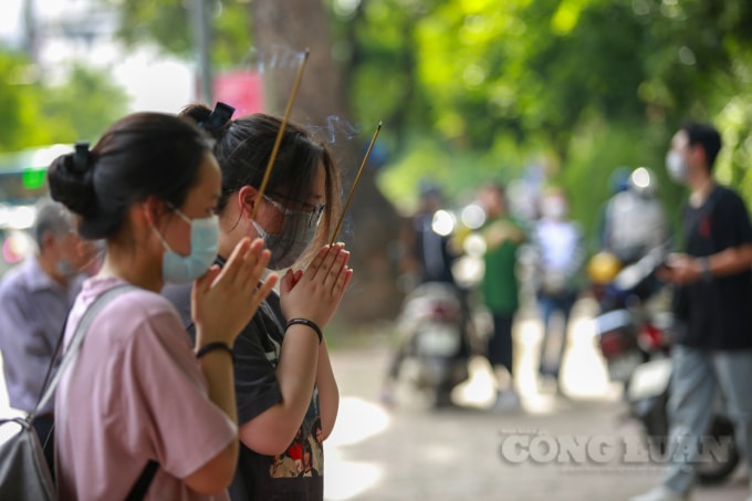 sỹ tử thắp hương ở văn miếu quốc tử giám_17