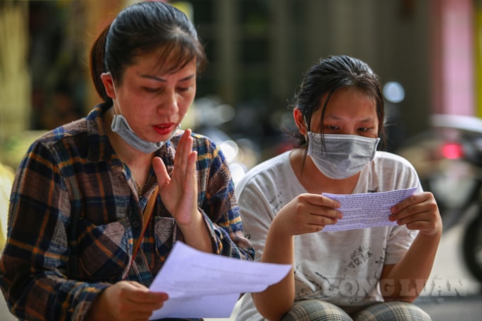 Mọi người thành kính xin cho các sĩ tử có một tâm lý thoải mái trước kỳ thi sắp tới.