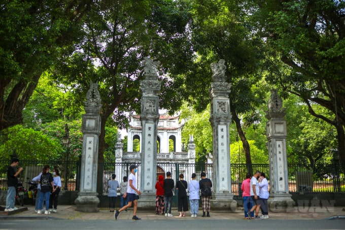 Từ hôm qua (3/7), đã có rất đông phụ huynh cùng sĩ tử đã đội nắng đến Văn Miếu – Quốc Tử Giám (Hà Nội) vái vọng.