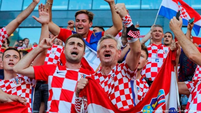 Các cổ động viên của Croatia. Ảnh: AEFE