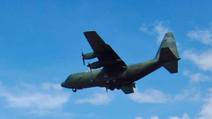 Một chiếc máy bay quân sự C130 của Philippinnes bay ngang qua Tacloban, Leyte, Philippines vào tháng 11 năm 2013 - Ảnh: Getty