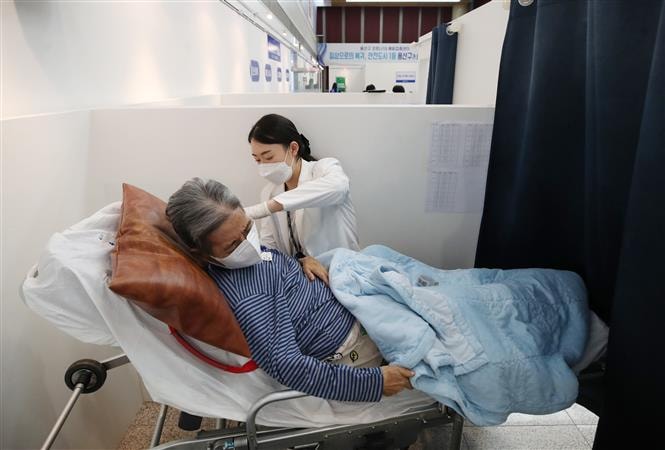 Nhân viên y tế tiêm vaccine ngừa COVID-19 cho người dân tại Seoul, Hàn Quốc. Ảnh: Yonhap