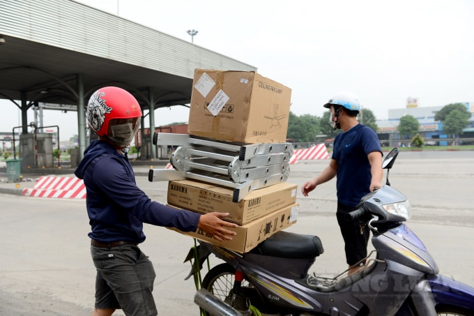 Nhiều người vận chuyển hàng hoá từ TP. HCM đến Đồng Nai