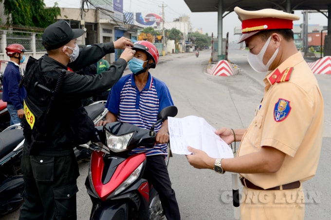 Nhiều người dân cho rằng nhận được thông tin trễ nên không kịp làm giấy xét nghiệm