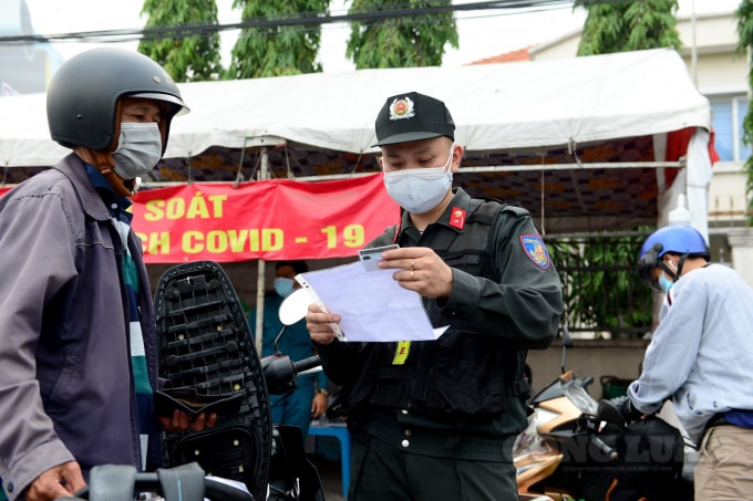 Các cán bộ hướng dẫn người dân tới bệnh viện gần chốt làm giấy trước khi đi qua