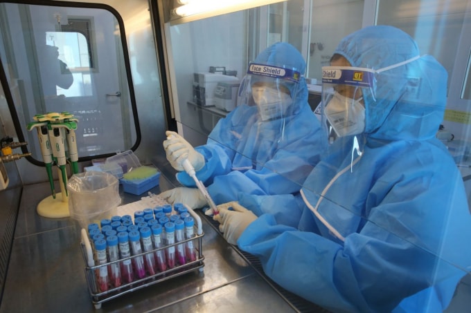 Cán bộ CDC Hà Tĩnh tiến hành xét nghiệm mẫu