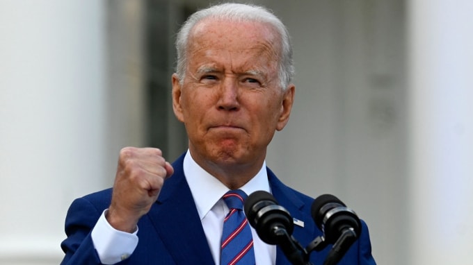 Tổng thống Hoa Kỳ Joe Biden ra hiệu khi phát biểu trong lễ kỷ niệm Ngày Độc lập tại Nhà Trắng ở Washington, DC, ngày 4 tháng 7 năm 2021. © AFP