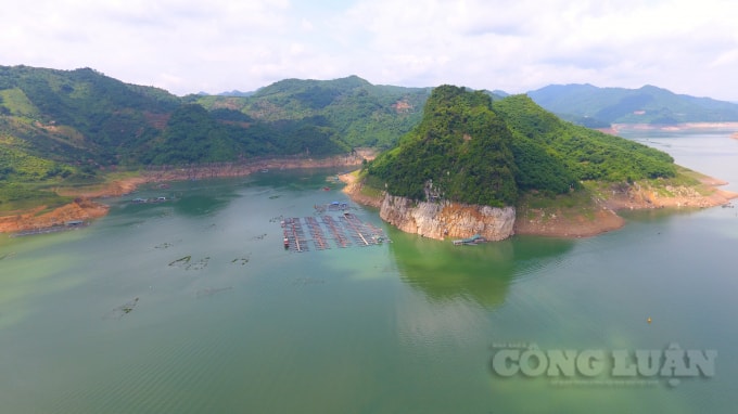 Được biết, thời điểm này đang là cuối mùa khô nên mực nước nhiều hồ thủy điện lớn ở phía Bắc đang xuống thấp. Hiện tại, mực nước hồ thuỷ điện Hòa Bình cách mực nước chết gần 5m.