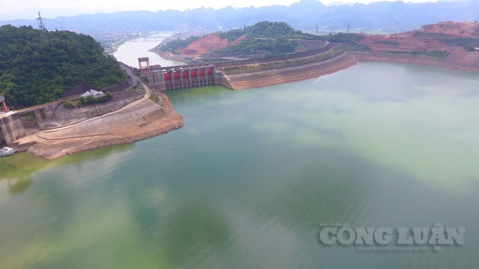 Ghi nhận tại Nhà máy Thủy điện Hòa Bình vào ngày 5/7, mực nước hồ đã giảm sâu - gần chạm mực nước chết.