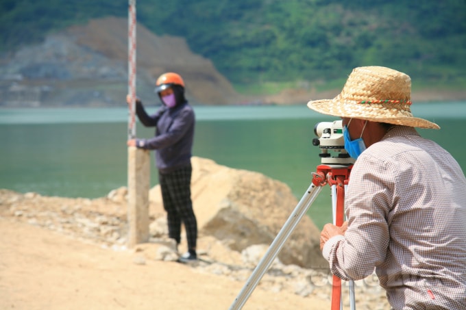 Anh Nguyễn Đình Thủy - cán bộ Phòng Kỹ thuật và An toàn của Nhà máy Thủy Điện Hòa Bình cho biết: “Khi mực nước hồ đang tiếp tục giảm mỗi ngày như hiện nay thì có nguy cơ chạm mực nước chết, khi đó nhà máy chỉ duy trì hoạt động bằng lưu lượng nước đổ về.”