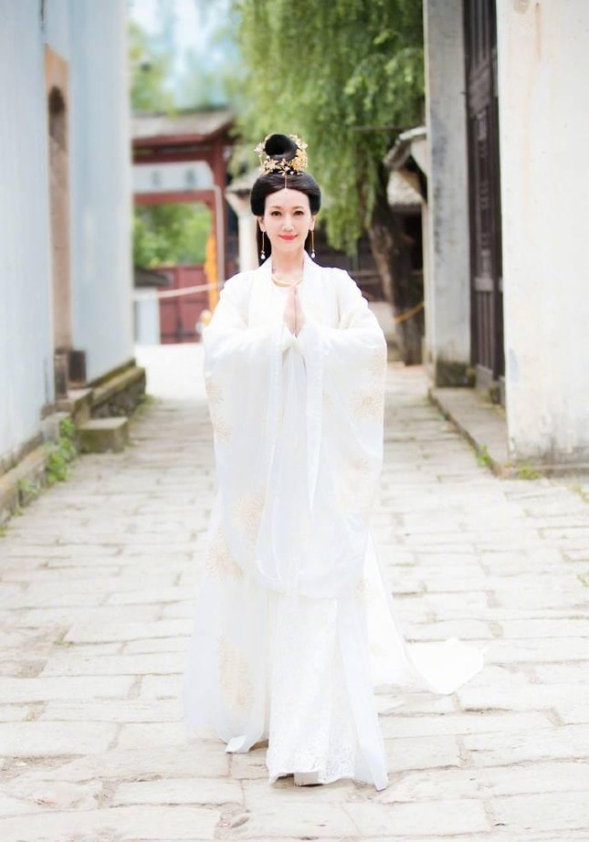 Triệu Nhã Chi tái hiện lại nhân vật Bạch Tố Trinh phim Bạch Nương Tử Truyền Kỳ ở tuổi 67 khiến cho khán giả trầm trồ.