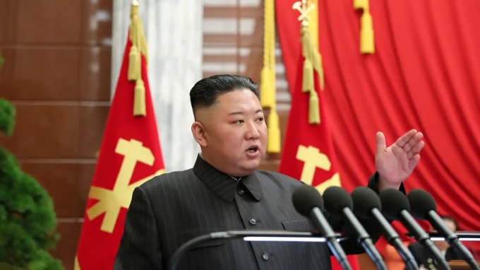 Nhà lãnh đạo Triều Tiên Kim Jong Un phát biểu trước Bộ Chính trị Đảng Lao động vào ngày 5 tháng 7. Ông dường như đã giảm cân một chút kể từ đầu năm. © KCNA