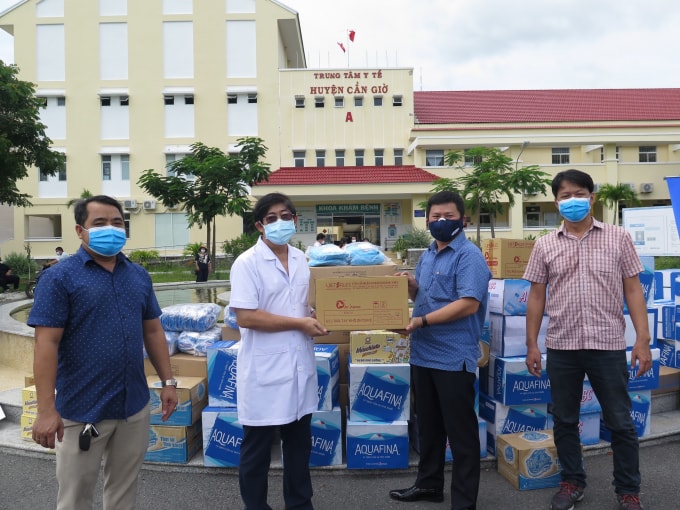 Đoàn thiện nguyện đến với TT Y tế Cần Giờ.