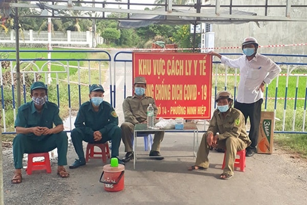 Lực lượng chức năng chốt trực tại một điểm cách ly y tế trên địa bàn phường Ninh Hiệp, thị xã Ninh Hòa. Ảnh: Báo Khánh Hòa
