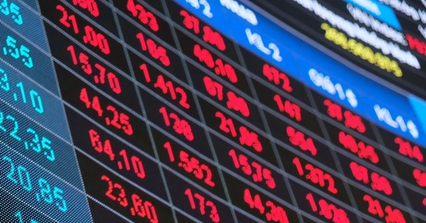 Hầu hết các cổ phiếu nằm trong nhóm bluechips, ngân hàng, dầu khí, bất động sản đều giảm sâu, thậm chí nhiều mã còn nằm sàn trong phiên giao dịch hôm nay (6/7). Ảnh minh họa.