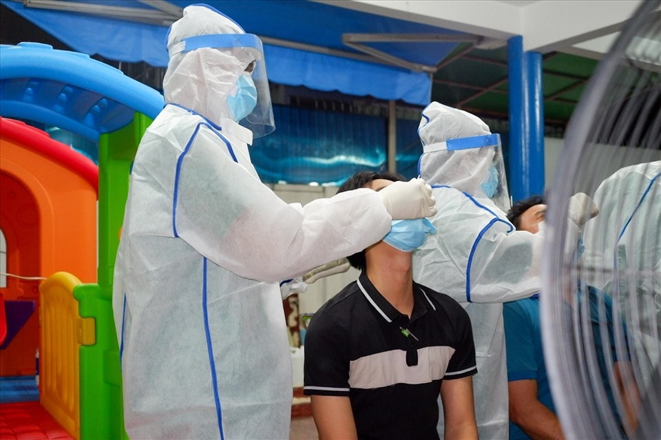 Nhân viên y tế lấy mẫu xét nghiệm SARS-CoV-2 cho người dân. Ảnh: minh họa