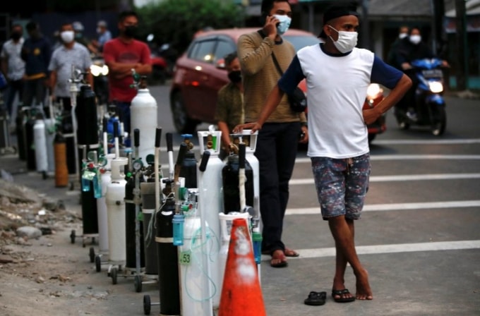 Người dân xếp hàng để đổ đầy bình dưỡng khí khi Indonesia bị thiếu hụt nguồn cung cấp ôxy - Ảnh: Reuters
