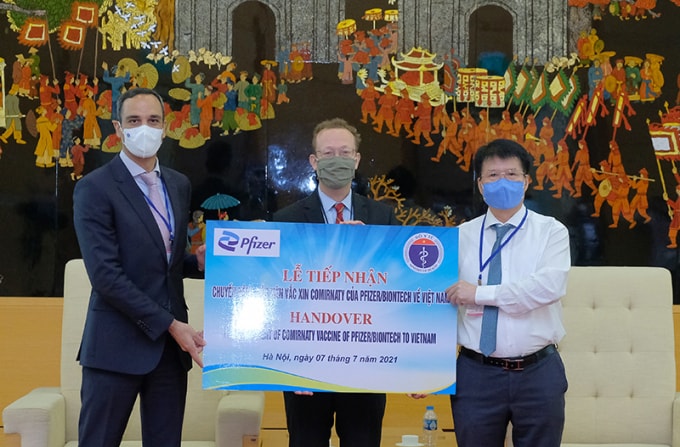TS Trương Quốc Cường- Thứ trưởng Bộ Y tế đã tiếp nhận lô vắc xin phòng COVID-19 Comirnaty của Pfizer/BioNtech gồm 97.110 liều. (Ảnh: suckhoedoisong)