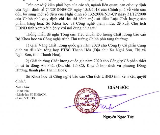 Ông Nguyễn Ngọc Túy, Giám đốc Sở KH & CN Thanh Hóa ký công văn đề nghị Chủ tịch UBND tỉnh hiệp y tặng thưởng Giải Vàng Chất lượng Quốc gia cho PTSC Thanh Hóa. Ảnh: QD