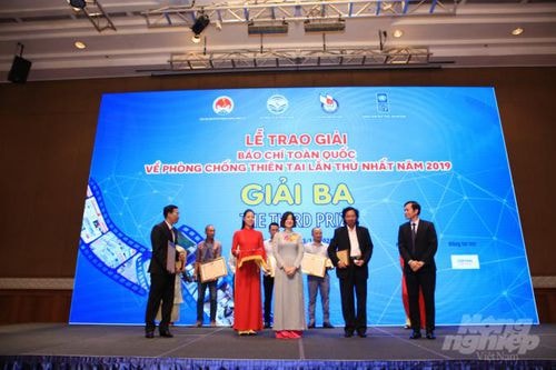 Ban tổ chức Giải báo chí toàn quốc về Phòng chống thiên tai lần thứ nhất trao giải Ba cho tác giả Tâm Phùng - Báo Nông nghiệp Việt Nam với tác phẩm: