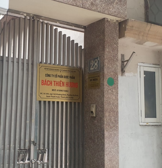 Không hề có nhà máy sản xuất hay Công ty văn phòng nào cả mà chỉ có 1 biển tên nhỏ treo ngoài cửa giữa hai nhà số 28A và số 28B đi chung cổng