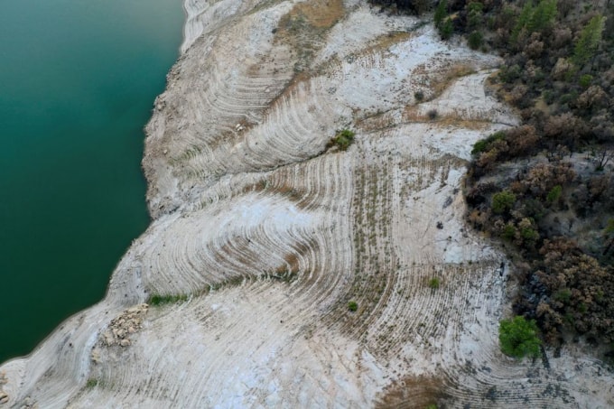 Hồ nước dự trự tại hồ Oroville, California ở mức thấp đáng kể. Ảnh: Reuters