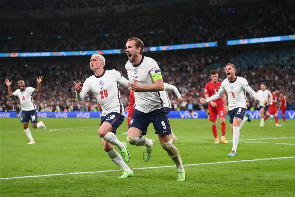 Harry Kane ghi bàn quyết định giúp Anh thắng Đan Mạch 2-1 để vào chung kết Euro 2020. Ảnh: internet