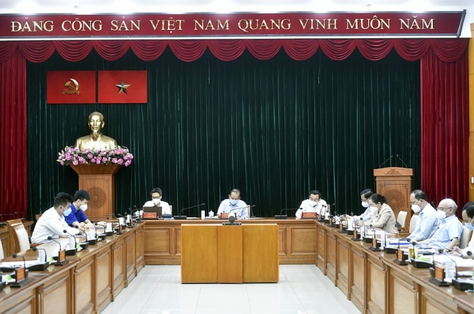 Phó Thủ tướng Thường trực Trương Hòa Bình, Phó Thủ tướng Vũ Đức Đam, Bí thư Thành ủy TPHCM Nguyễn Văn Nên dự họp tại đầu cầu TPHCM.