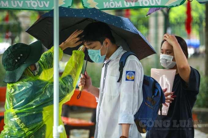 Vào đầu chiều nay (8/7), một cơn mưa giông đã xảy ra kiến cho rất nhiều phụ huynh đưa con mình đến các điểm thi gặp mưa lớn.