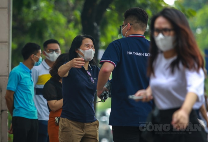 Những cái ôm, nụ cười chào đón học sinh trường, lớp của mình đã tạo cho học sinh có thêm tự tin khi bước vào phòng thi.
