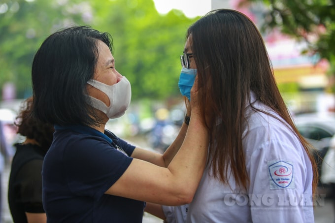 Cô Vũ Thi Hòa – tổ trưởng tổ tiếng Anh của trường THPT Hà Thành cho biết: “Chúng tôi gồm 4 thầy cô đều có học sinh mình chủ nhiệm thi ở đây vào chiều nay nên đã quyết định đến đây để cổ vũ các em, nhằm tạo thêm nguồn động lực tinh thần cho các em có thể an tâm thi tốt.”