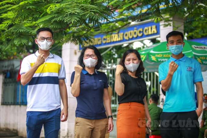 “Có khoảng 20 em học sinh của trường tôi thi ở đây, riêng lớp tôi chủ nhiệm là 12A6 thì có 7 bạn. 7 bạn này học lực tiếng Anh chưa tốt, nên hi vọng khi gặp được thầy cô trường mình trước cổng điểm trường thi, sẽ có thêm nguồn động viên tâm lý để thi tốt môn này. Các em yên tâm, các thầy cô sẽ đứng chờ ở trước cổng trường đến khi nào các em thi xong thì mới về.” – Cô Hòa nói.
