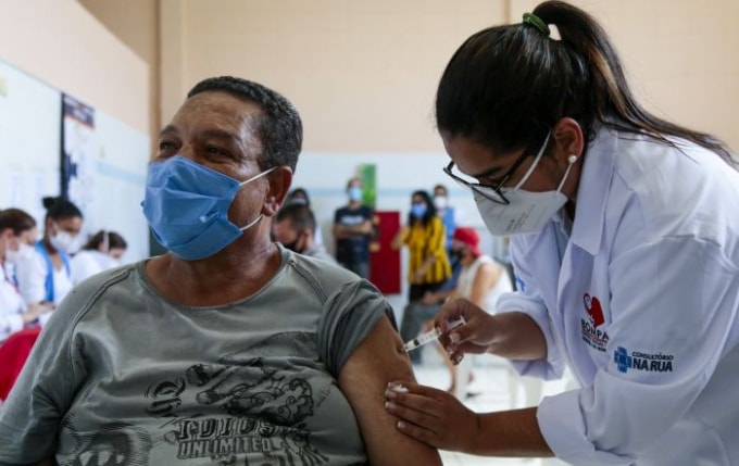 Người dân được tiêm vaccine ngừa COVID-19 tại Sao Paulo, Brazil. Ảnh: AFP