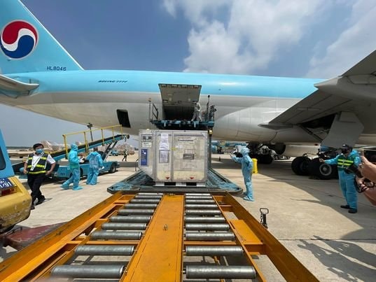 Vắc xin được vận chuyển bằng đường hàng không (ảnh TL).