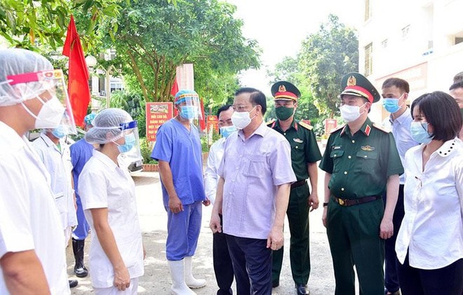 Bí thư Thành ủy Hà Nội Đinh Tiến Dũng kiểm tra công tác phòng chống dịch Covid-19. Ảnh: TL