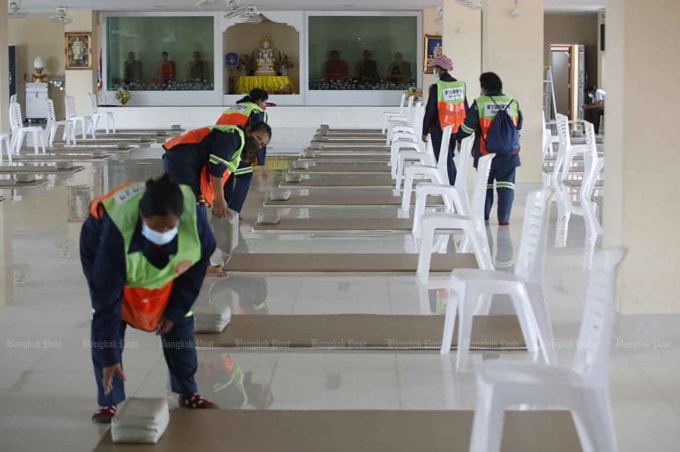 Các nhân viên chuẩn bị chỗ ngủ tại một bệnh viện dã chiến ở Bangkok. Ảnh: BKP