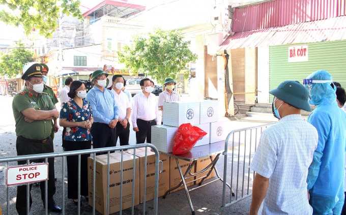Phó Bí thư Thường trực Thành ủy Nguyễn Thị Tuyến kiểm tra công tác phòng chống dịch Covid-19 tại chốt kiểm soát dịch thôn Kênh Đào, xã An Mỹ