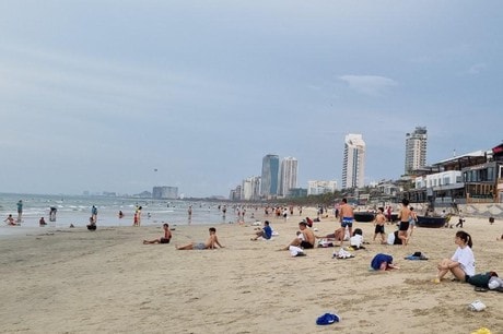Đà Nẵng cho phép người dân tắm biển trở lại từ 4h30 ngày 10/7. Ảnh: minh họa