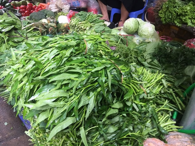 Sau khi có chỉ thị giãn cách toàn thành phố, các mặt hàng rau xanh tại TP.HCM đã tăng gấp rưỡi, thậm chí gấp đôi. Cá biệt, một mớ rau muống có giá lên tới 50.000 đồng.