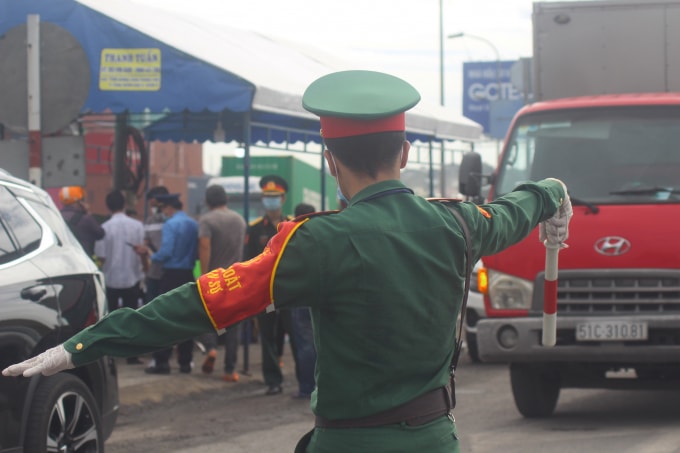 Lượng người dân lưu thông qua chốt kiểm soát dịch bệnh cửa ngõ Đồng Nai đông đúc trong sáng ngày đầu giãn cách.