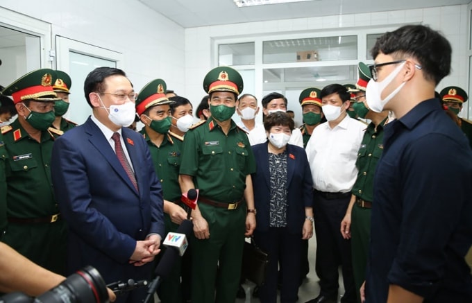 Chủ tịch Quốc hội Vương Đình Huệ, trong một lần đến thăm, động viên quá trình nghiêm cứu, thử nghiệm vắc xin Nanocovax tại Học viện Quân Y (ảnh Sơn Hải).