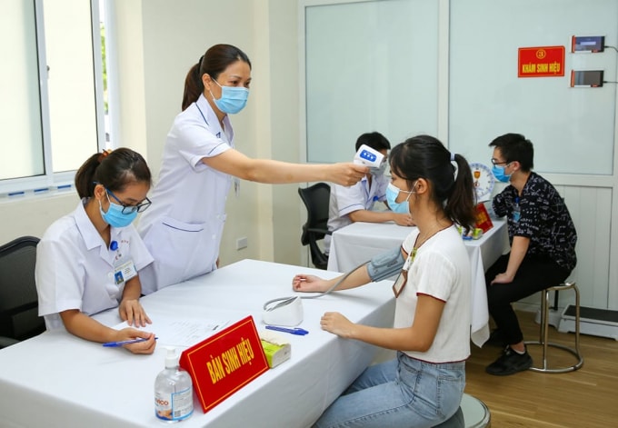 Nhiều tình nguyện viên tham gia đóng góp vào thành công của việc nghiên cứu vắc xin Nanocovax (Ảnh Sơn Hải).