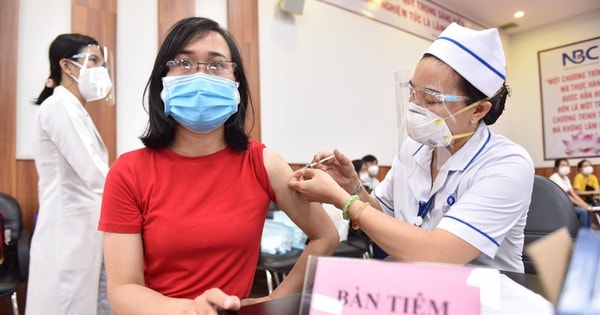 Năm 2022 Việt Nam có thể đạt miễn dịch cộng đồng nhờ tiêm vaccine COVID-19. Ảnh: TL