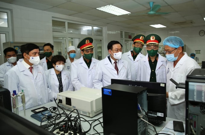 Công tác nghiên cứu, sản xuất vắc xin trong nước nhận được sự quan tâm lớn của lãnh đạo Đảng, Nhà nước và nhân dân - Ông Vương Đình Huệ, Chủ tịch Quốc hội trong lần đến Học viện Quân Y làm việc liên quan đến quá trình tiêm thử nghiệm vắc xin Nanocovax (ảnh Sơn Hải).