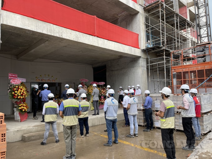 Nhóm người này không thực hiện đúng việc đứng cách nhau tối thiểu 2 mét