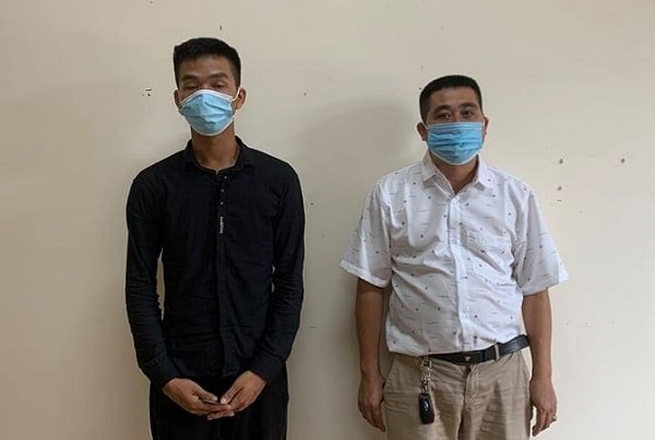 Đào Nhật Vũ (áo đen) và Nguyễn Văn An tại Cơ quan công an