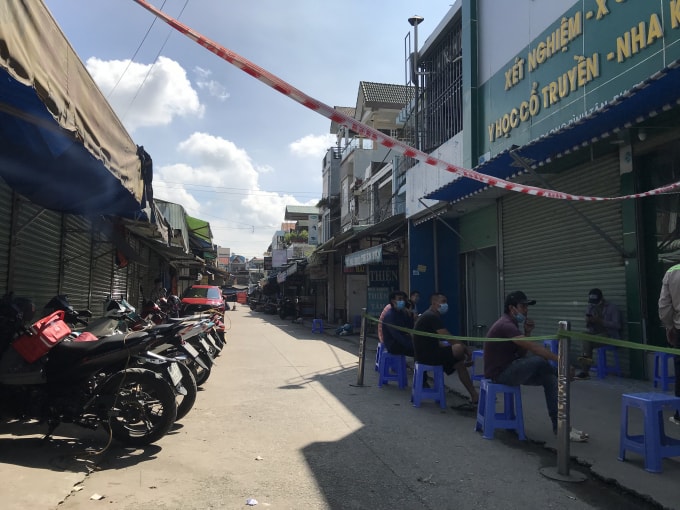 Tài xế vận tải đi làm giấy xét nghiệm tại một phòng khám trên địa bàn TP. Biên Hoà.